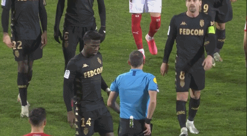 记者：穆斯卡特并不是被“气”走了，他是抽空去上了个厕所