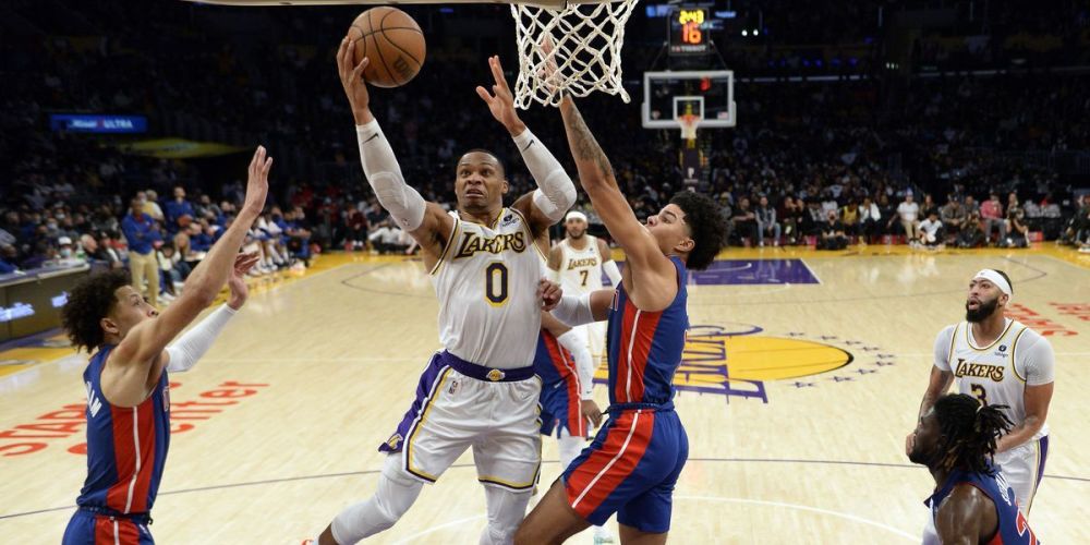 詹姆斯关键得分锁定胜局（詹姆斯致命一击奠定胜局）