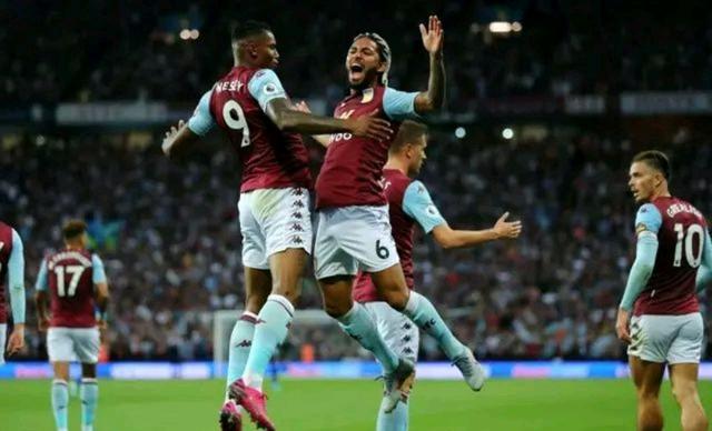 皇马在国家德比后失利，阿隆索面临下课危机，巴萨趁机领跑，西甲争冠形势严峻。