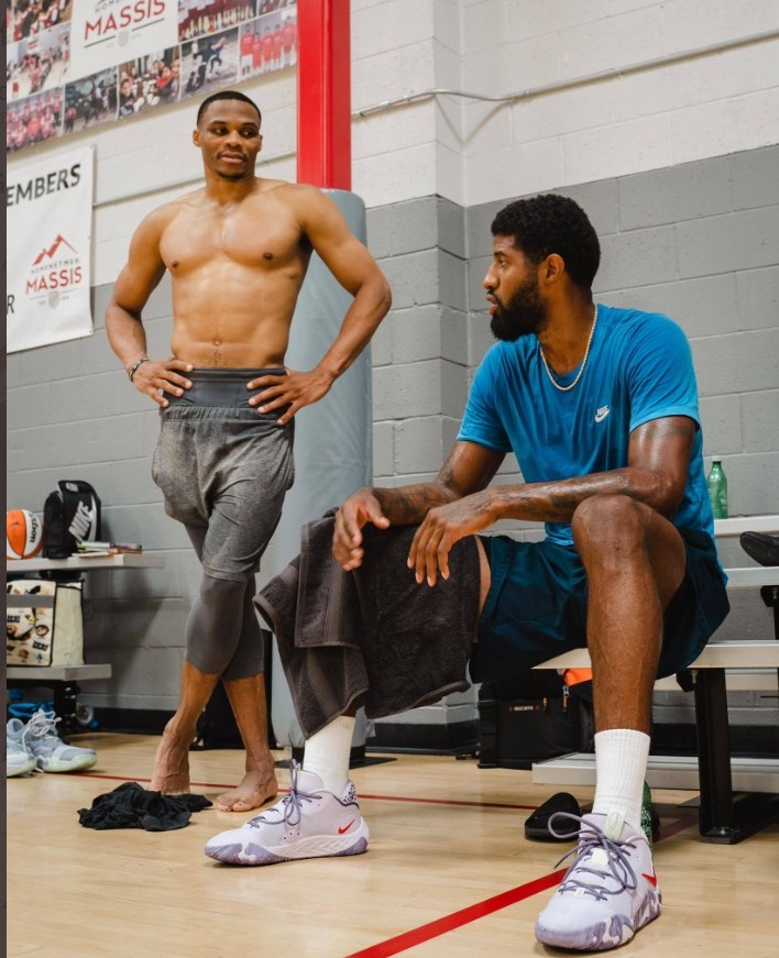 中后卫极限拦截救球队一命（中后卫神勇封堵力挽狂澜）